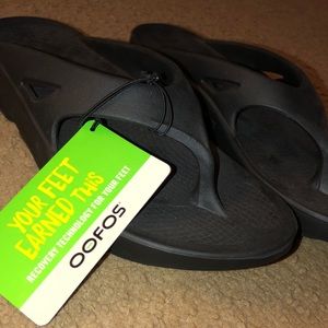 NWT OOFOS sandals